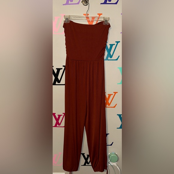 new Effortless Elegance: The Perfect Jumpsuit; staple for your wardrobe small - Picture 9 of 12